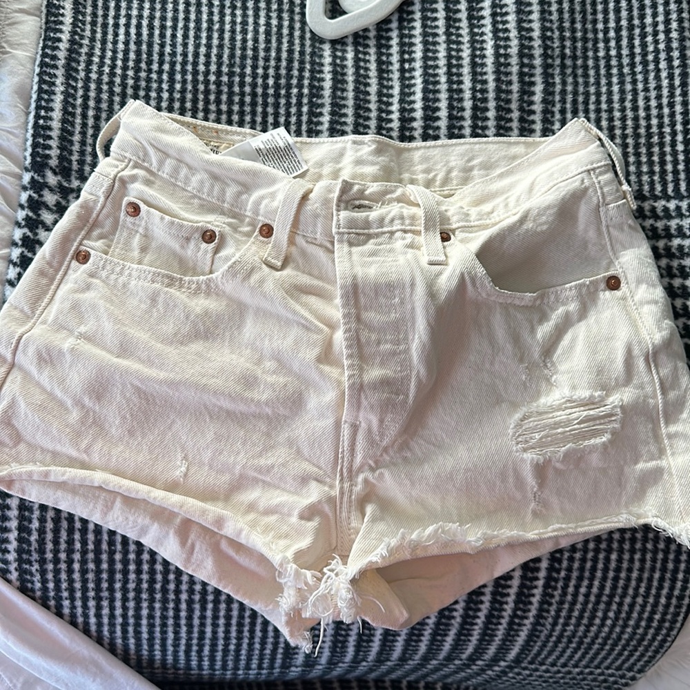 Levi's Cream Shorts. Size 25